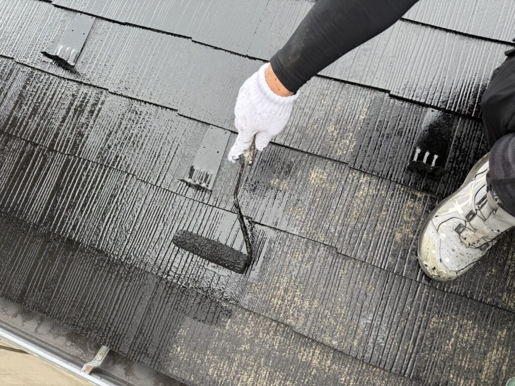 【多賀城市のアパート塗装】屋根の中塗り工事｜下塗りから丁寧に仕上げた施工事例