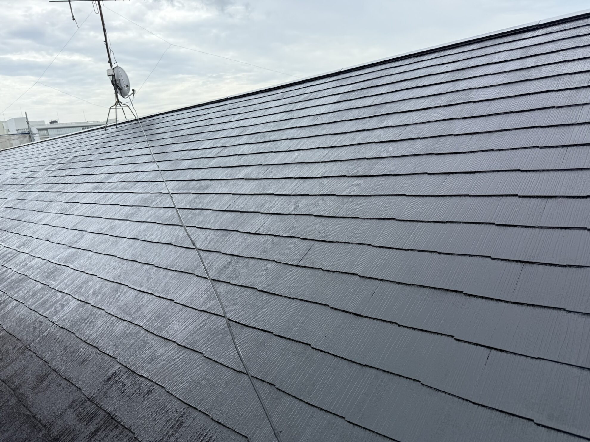 多賀城市 アパート屋根塗装 完了後の全景｜艶のある美しい屋根に仕上がった状態