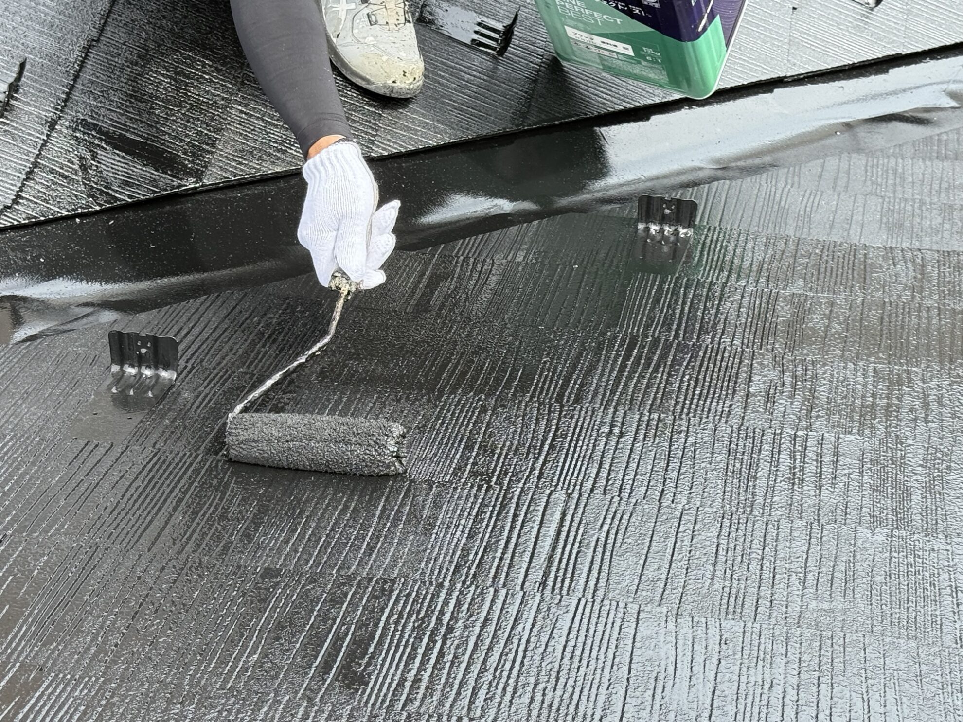 多賀城市 アパート屋根上塗り工程｜細部まで均一に塗り重ね耐久性を高めている施工風景