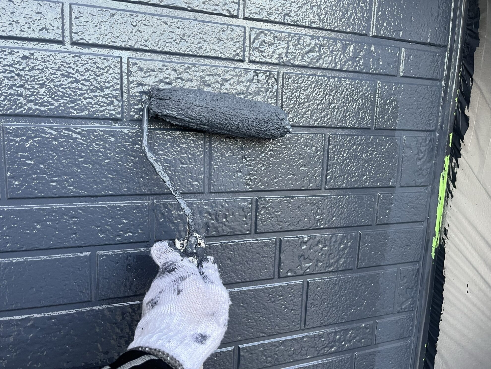 多賀城市 アパート 外壁 上塗り施工中①