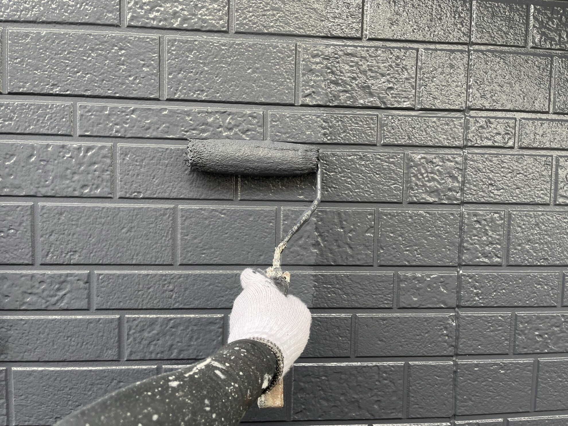 多賀城市 アパート 外壁 上塗り施工中②