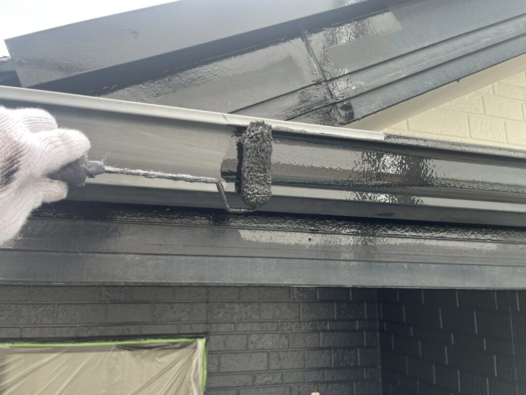 【多賀城市のアパート塗装】破風・雨樋の中塗り施工｜ラジカルシリコン塗料で美観と耐久性アップ