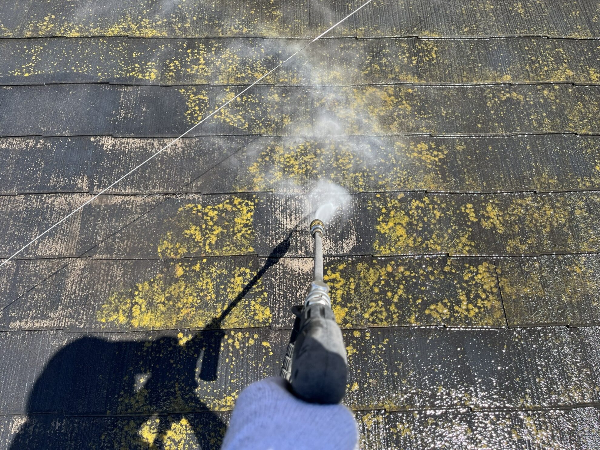 多賀城市 アパート塗装 屋根の高圧洗浄作業