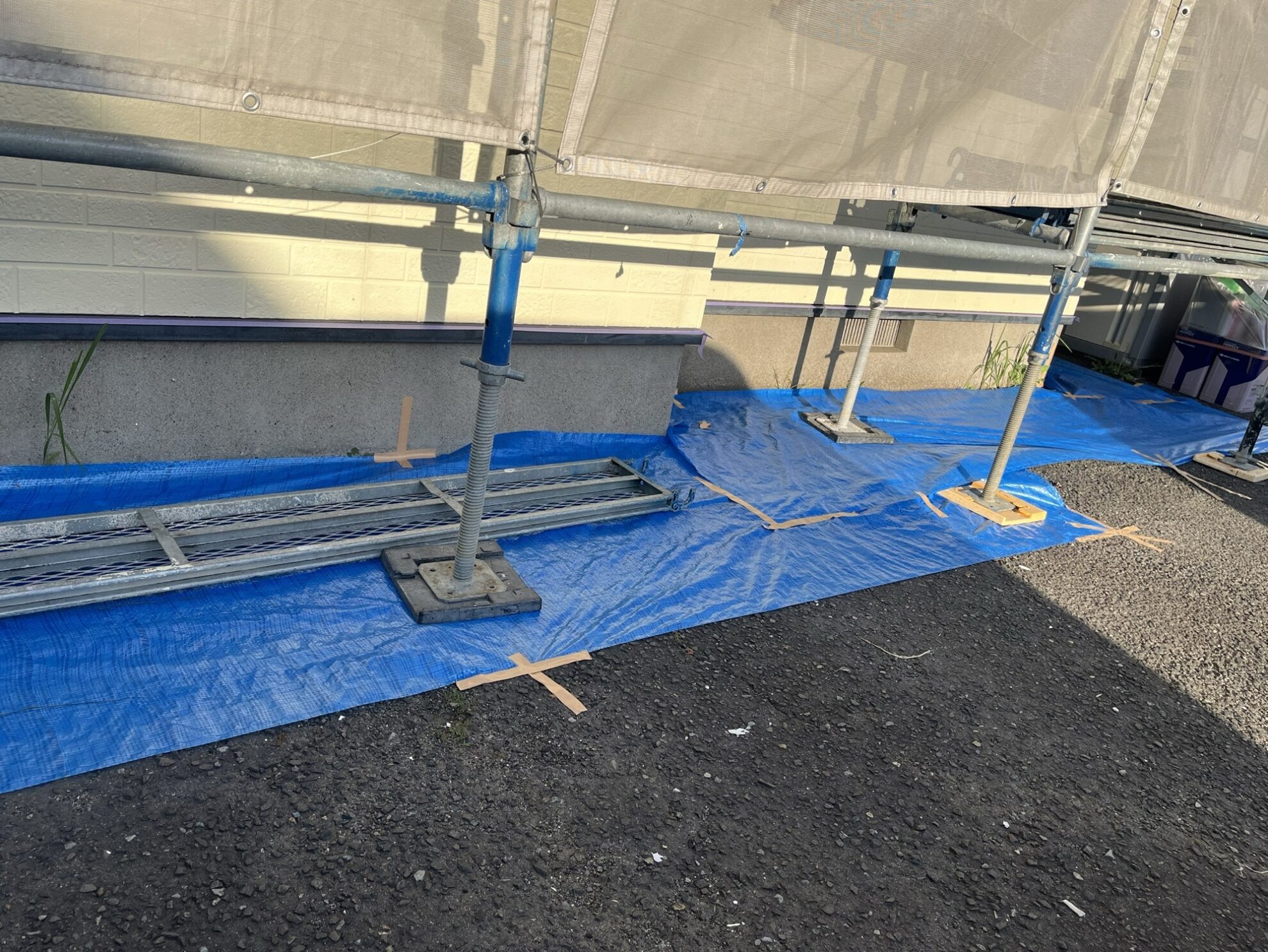 多賀城市 アパート塗装 養生テープ施工中