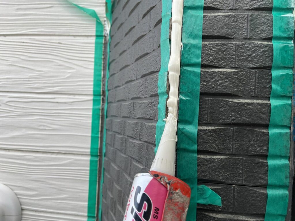 仙台市太白区アパートのコーキング工事|外壁目地に変性シリコンを充填している施工中の様子