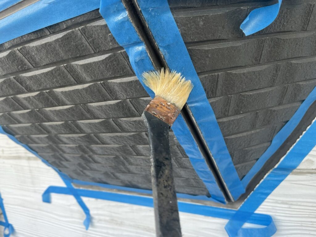 仙台市太白区のアパートで行ったコーキング工事|目地へプライマーを塗布する下地処理作業