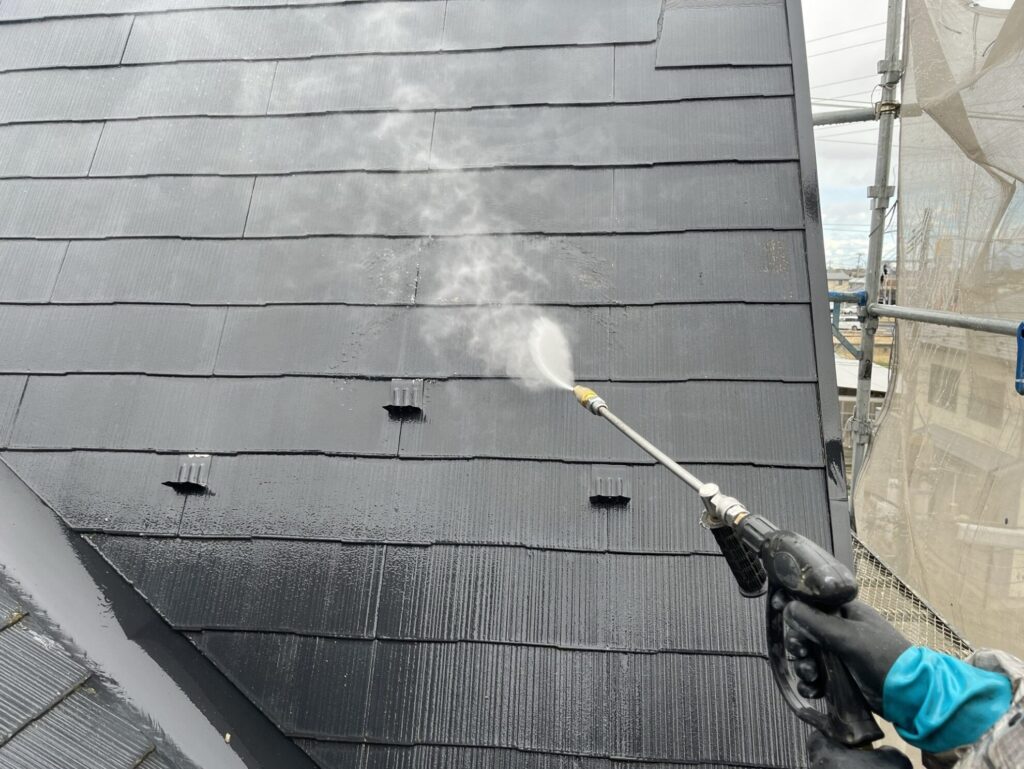 仙台市太白区アパート外壁の高圧洗浄作業|外壁に付着した汚れや埃を取り除いている様子