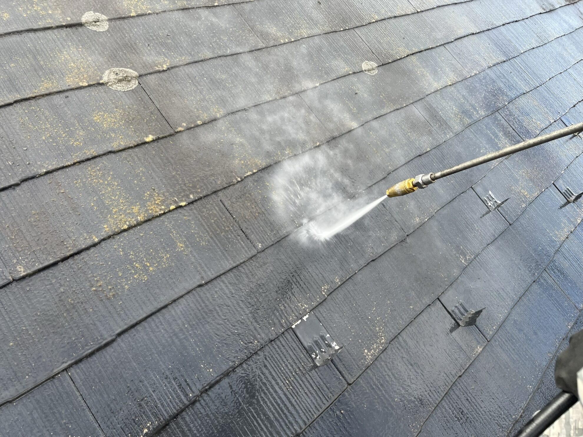 仙台市太白区アパート屋根の高圧洗浄作業②|屋根全体の汚れやコケを除去している様子