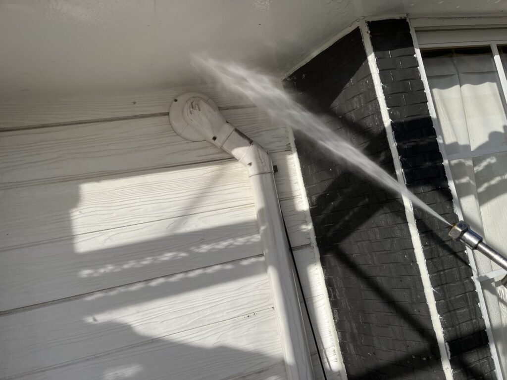 仙台市太白区アパート外壁の高圧洗浄作業|外壁に付着した汚れや埃を取り除いている様子