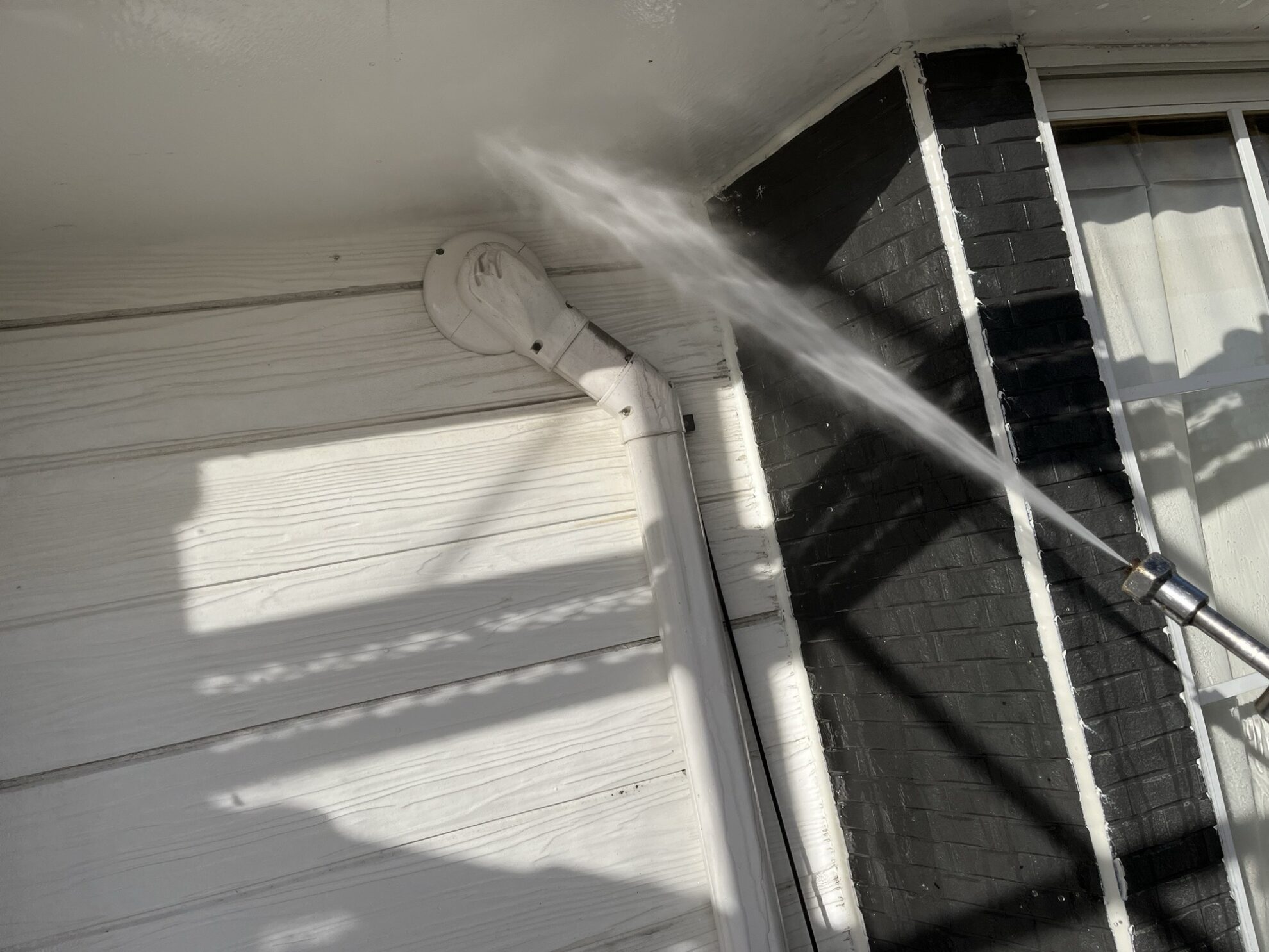 仙台市太白区アパート軒天の高圧洗浄作業|軒天に付着した汚れやカビを丁寧に除去している様子