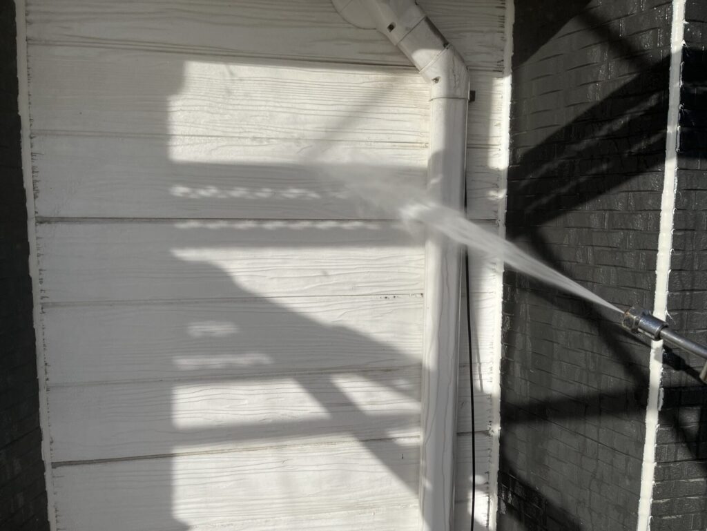 仙台市太白区アパート外壁高圧洗浄作業中|隅々まで丁寧に汚れを除去