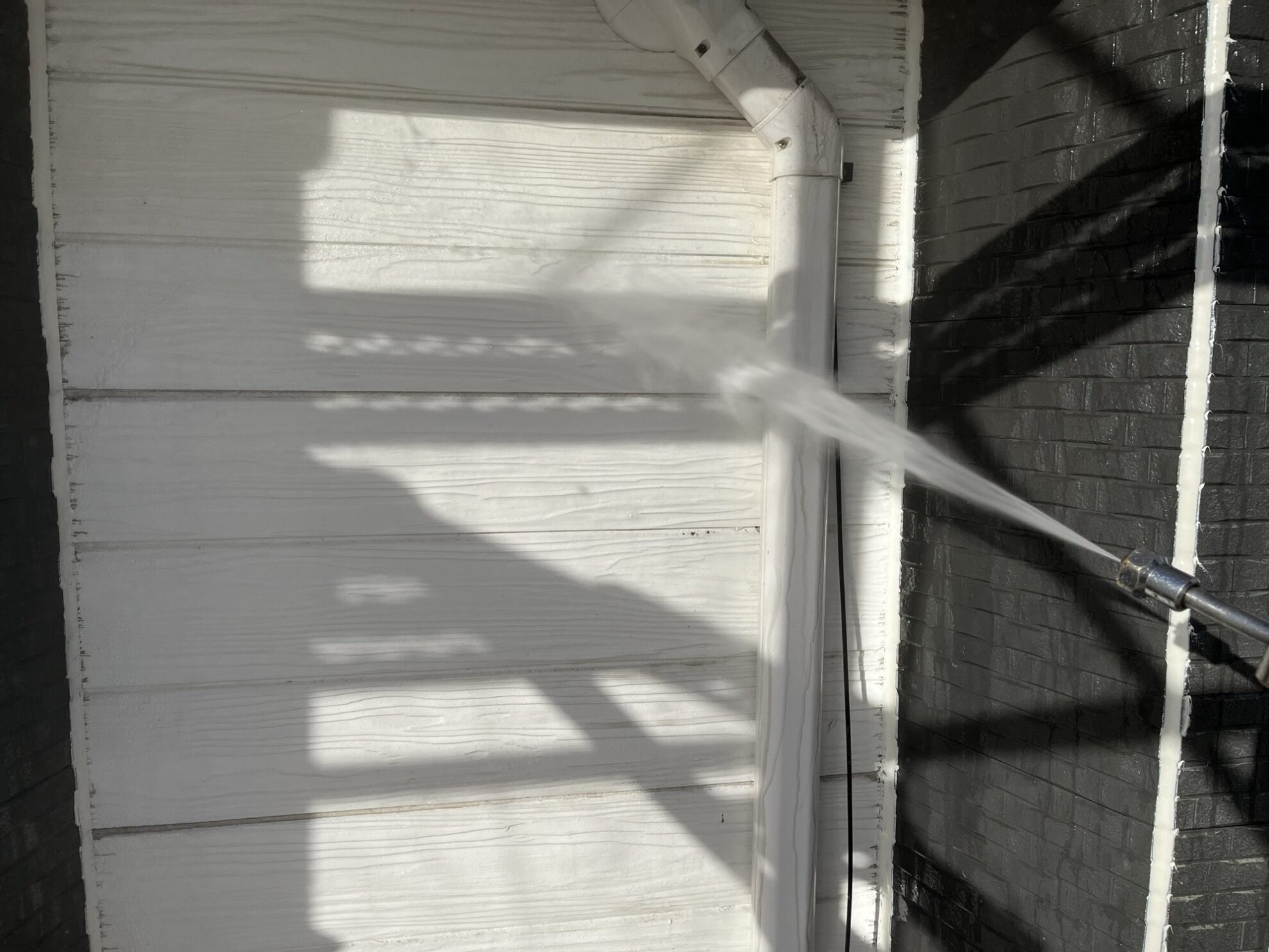 仙台市太白区アパート外壁の高圧洗浄作業|外壁に付着した汚れや埃を取り除いている様子