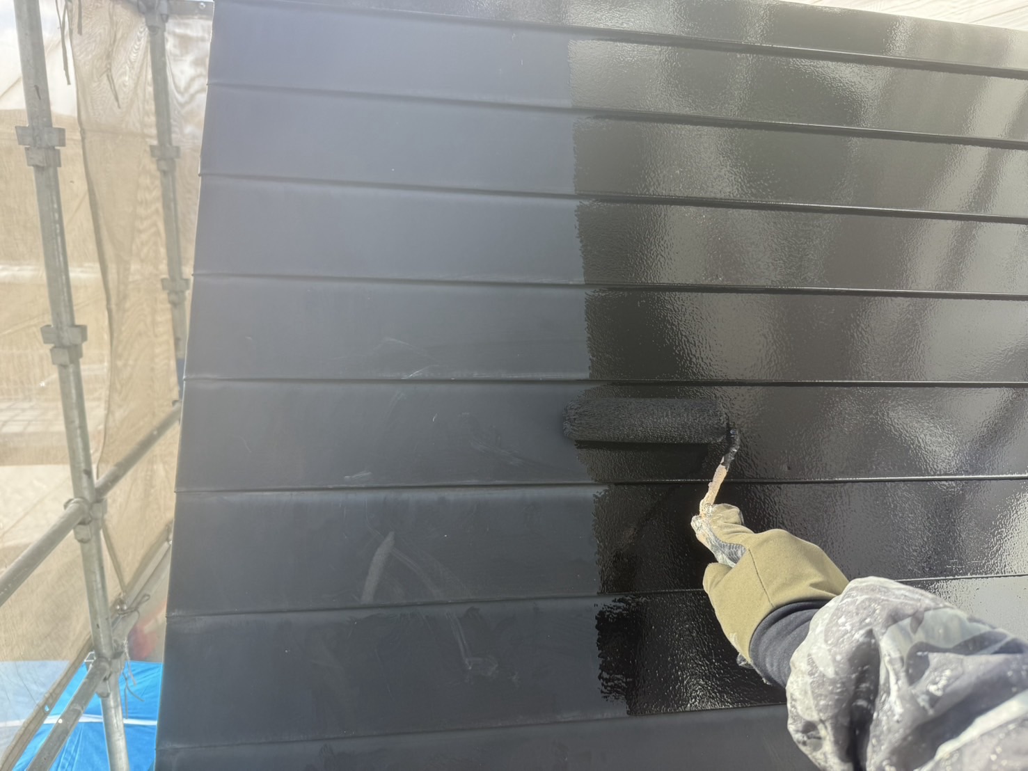 仙台市太白区アパートのスレート屋根下塗り作業③|屋根の細部まで丁寧にシーラーを塗布している様子