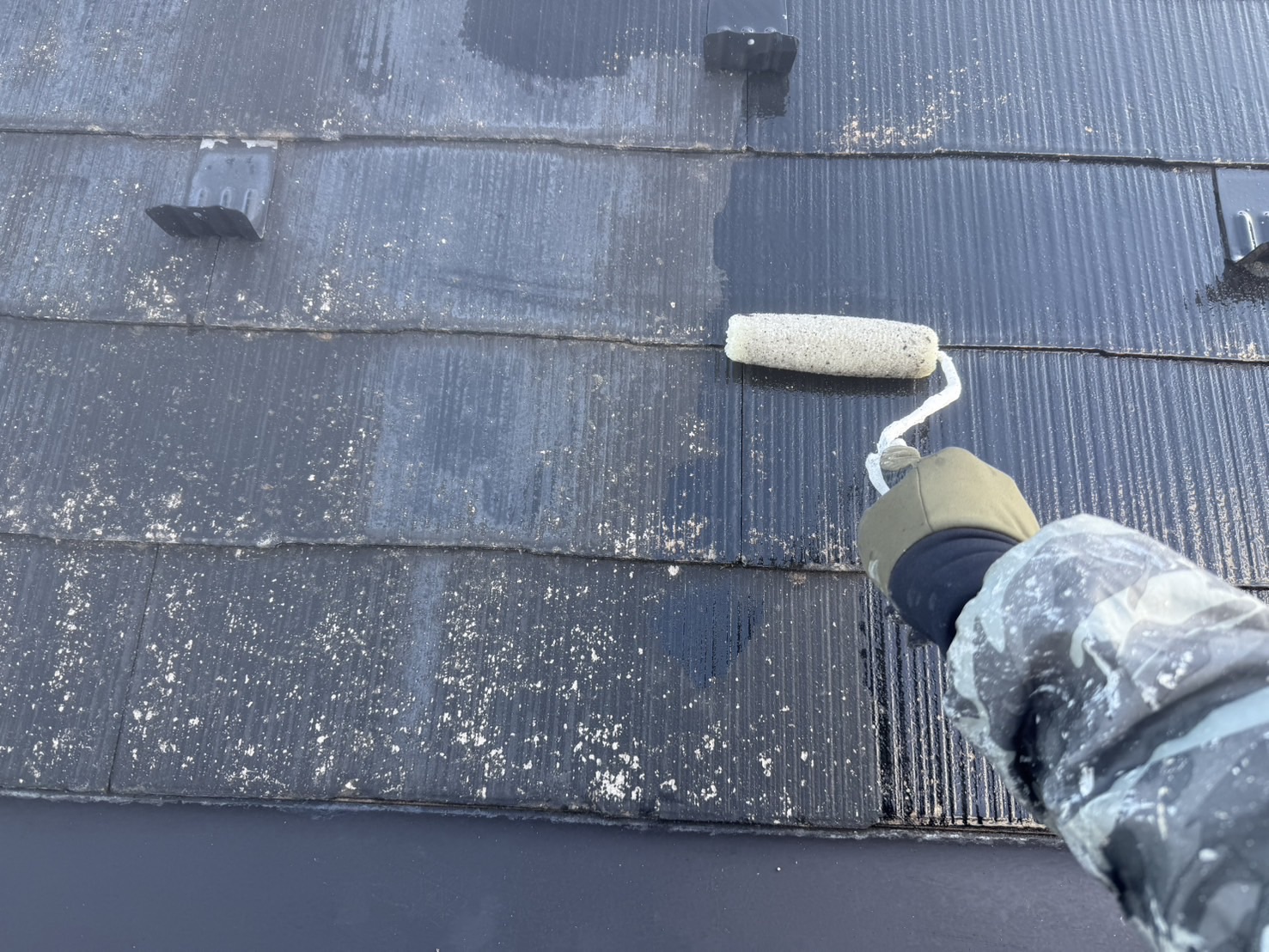 仙台市太白区アパートのスレート屋根下塗り作業④|シーラーを丁寧に塗布している施工中の様子