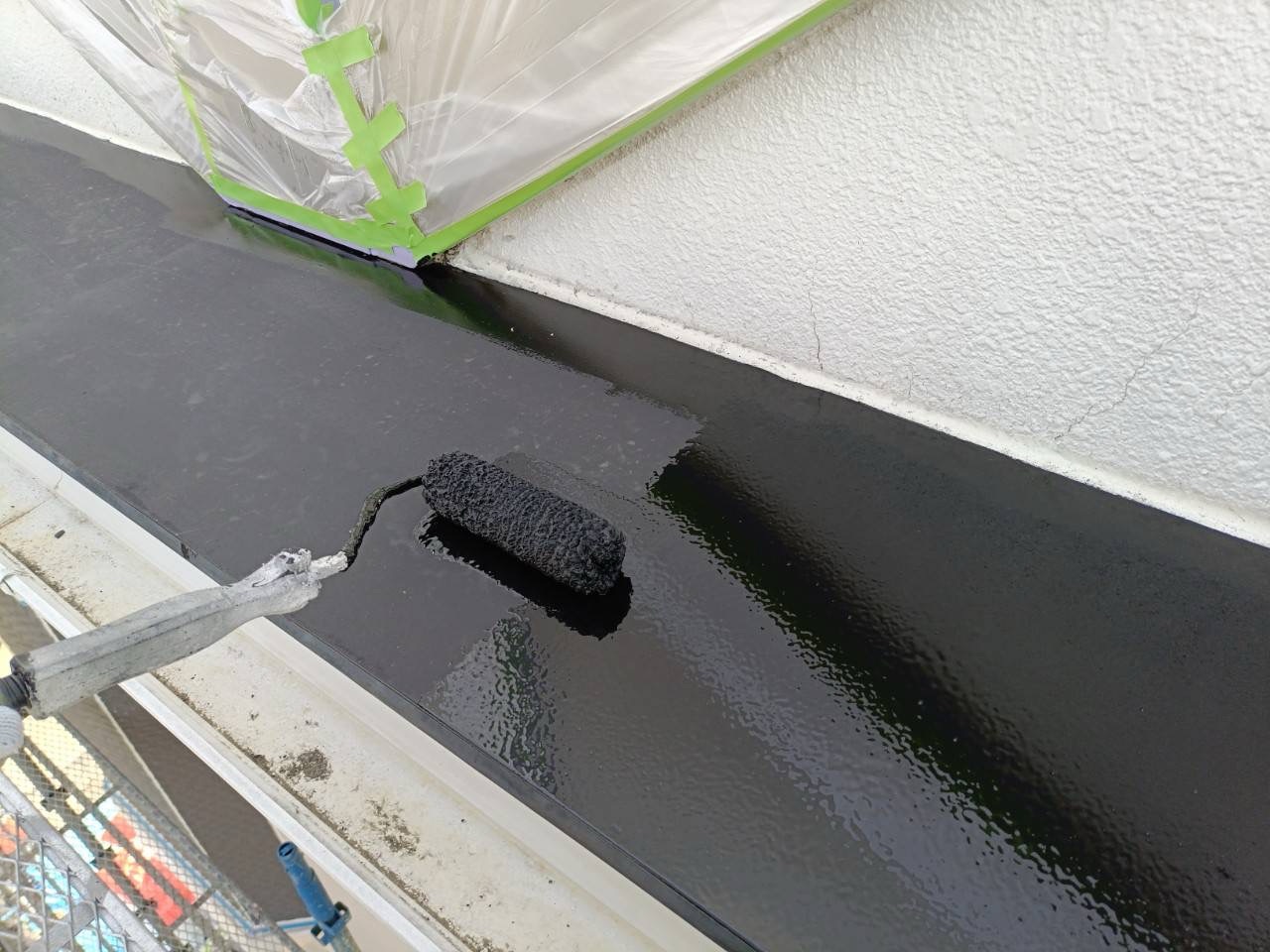 仙台市太白区アパートのスレート屋根中塗り作業③|細部まで丁寧に塗料を塗布している施工中の様子