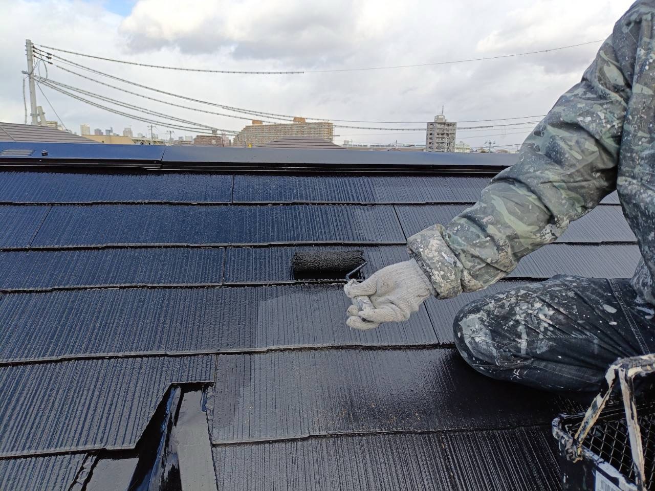 仙台市太白区アパートのスレート屋根中塗り作業①|ラジカルハイブリッドシリコン塗料を均一に塗布している様子