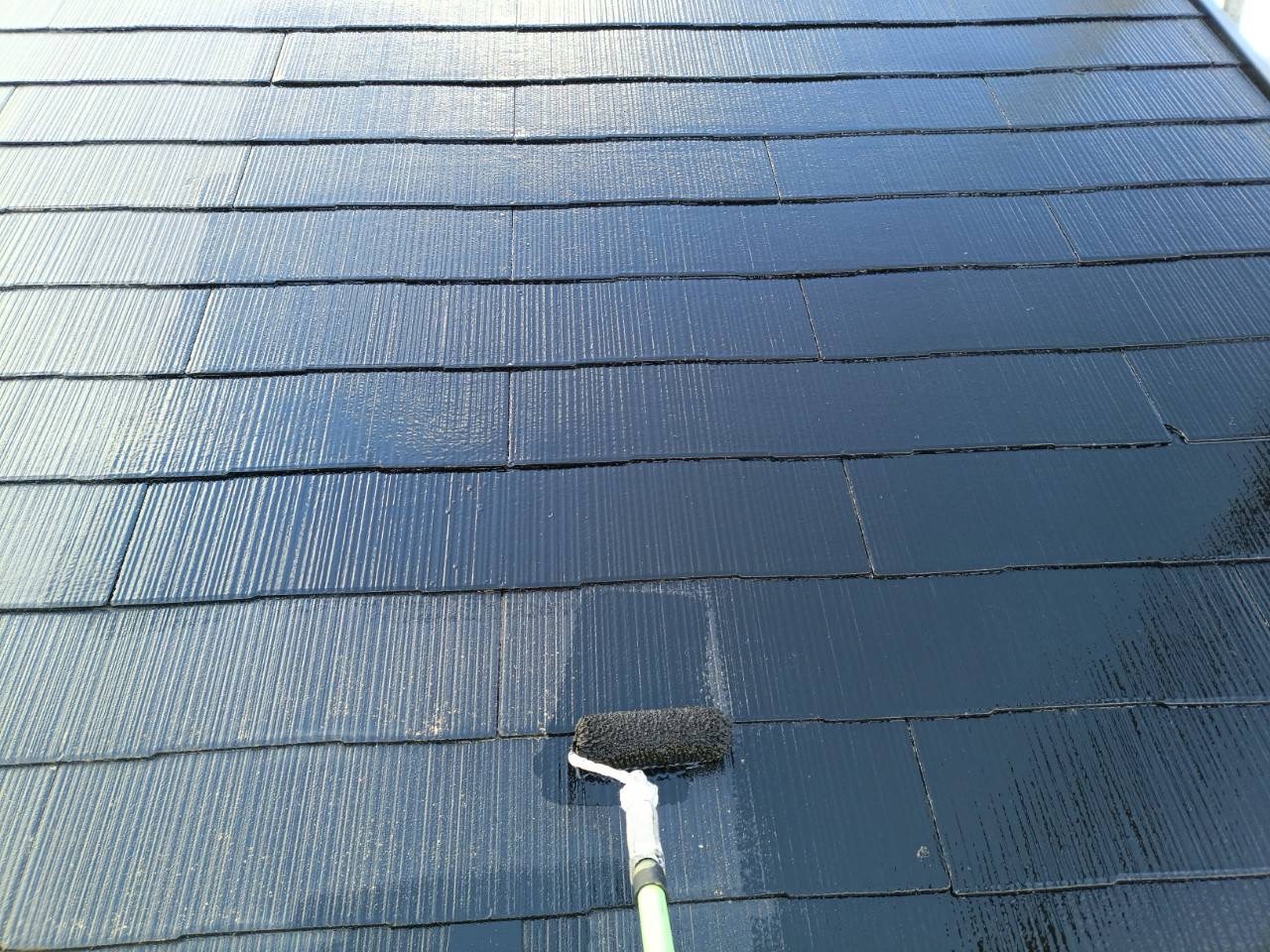 仙台市太白区アパートのスレート屋根中塗り作業②|屋根各面を丁寧に塗布している様子