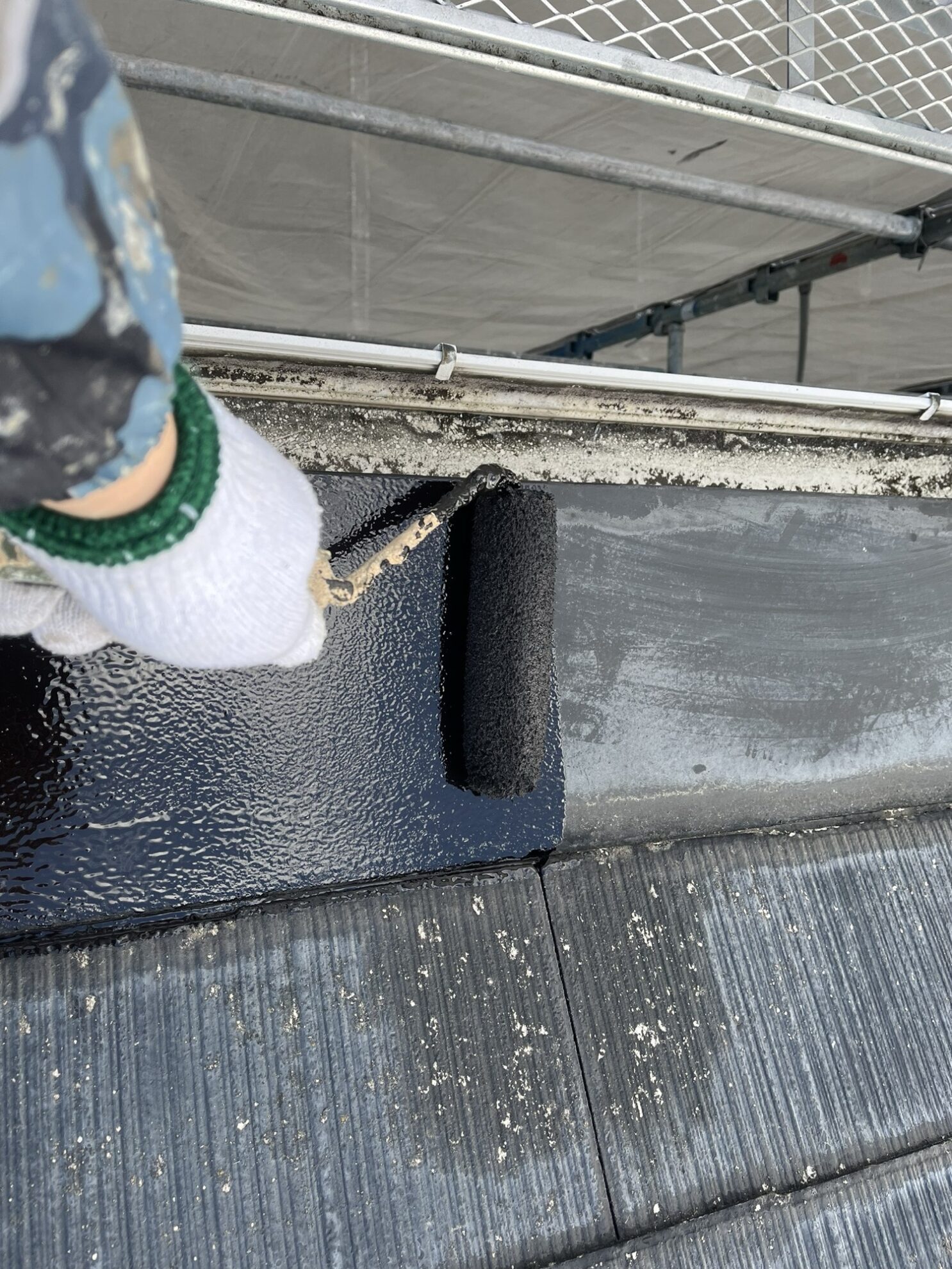 仙台市太白区アパートのスレート屋根中塗り作業④|屋根全体に均一な塗膜を形成している施工中の様子