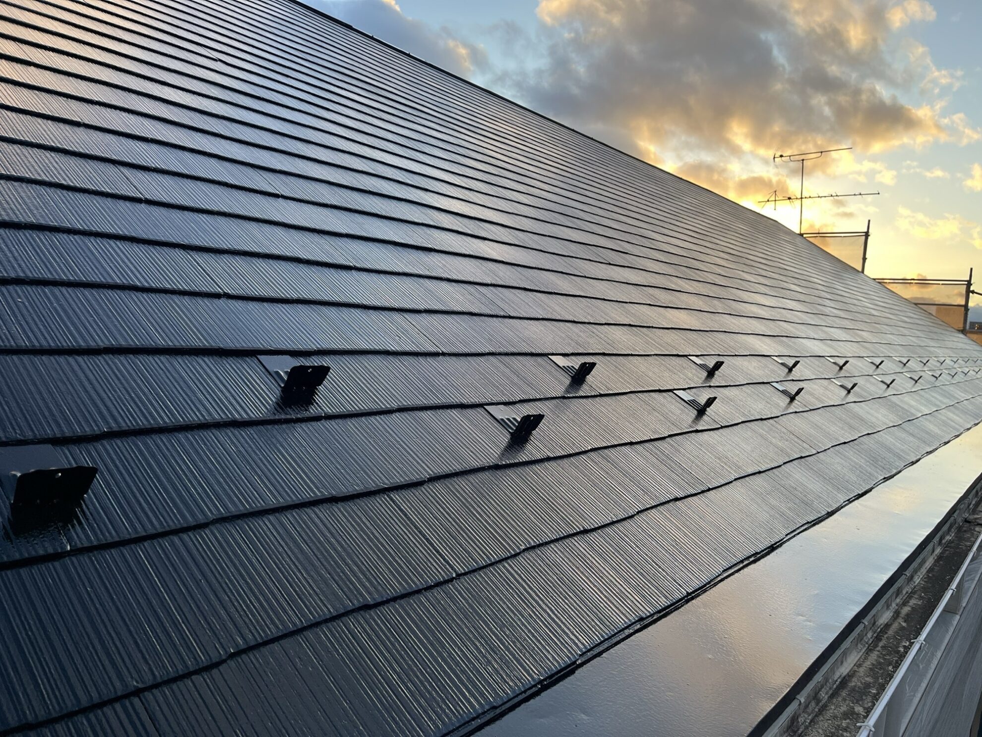 仙台市太白区アパートの屋根上塗り完了①|3回塗り仕上げで艶やかに仕上がった屋根の様子