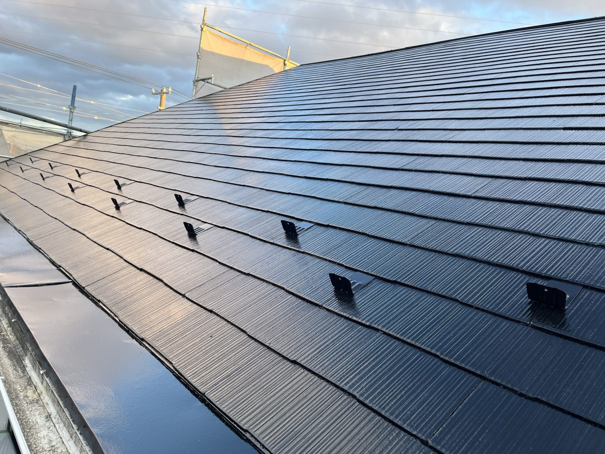 仙台市太白区アパートの屋根上塗り完了②|ラジカルハイブリッドシリコン塗料で仕上げた艶やかな屋根全体の様子