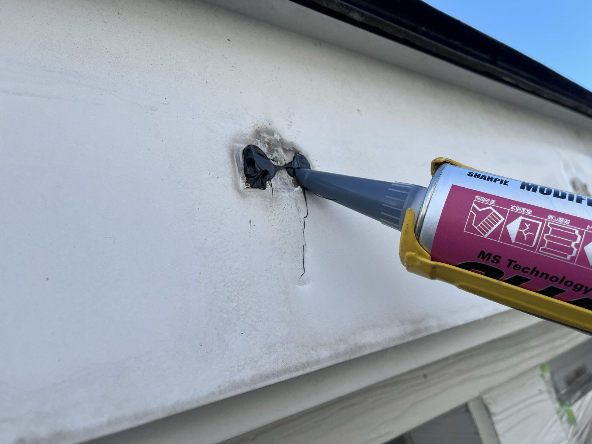 仙台市太白区アパートの破風塗装|雨樋金具撤去後の穴を一つひとつ丁寧に補修している様子