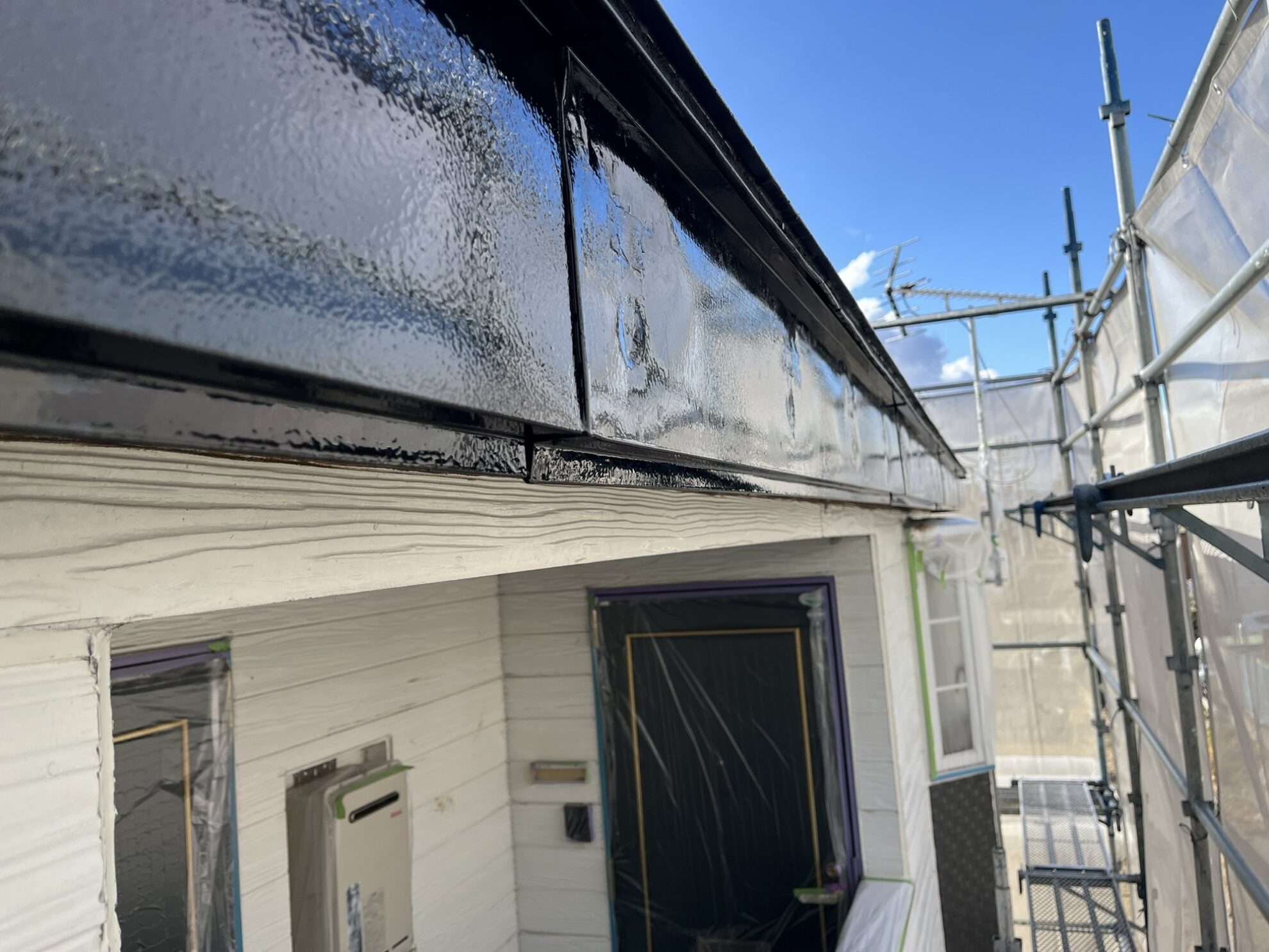 仙台市太白区アパートの破風塗装完了|白から黒へ塗り替え光沢のある美しい仕上がりの様子