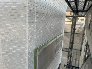 仙台市太白区 アパート外壁塗装 パーフェクトサーフ下塗り均一塗布の様子