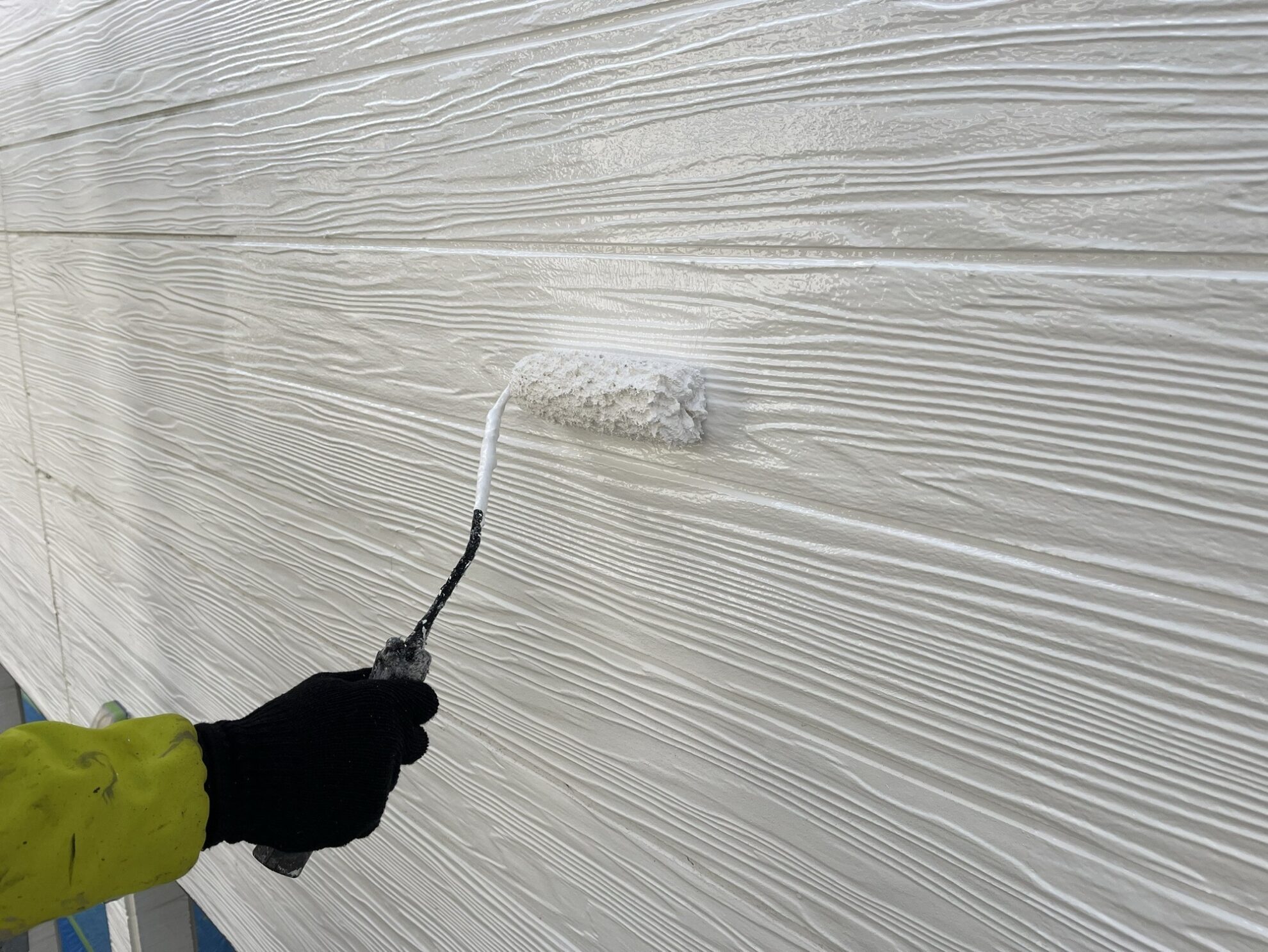 仙台市太白区 アパート外壁塗装 パーフェクトトップSI 中塗り施工の様子①