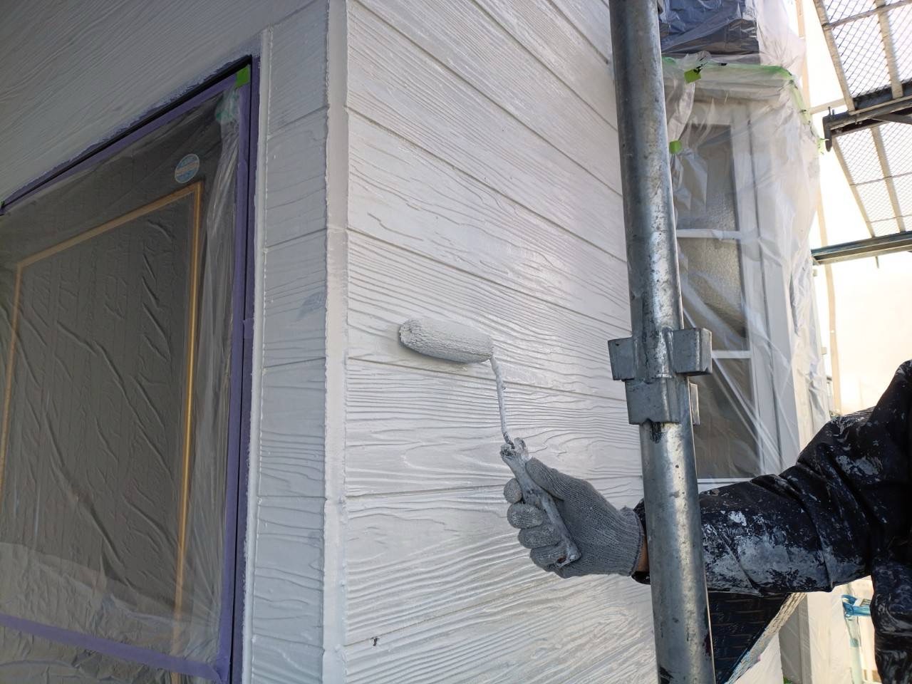 仙台市太白区 アパート外壁塗装 ローラーで均一に上塗り塗布の様子②