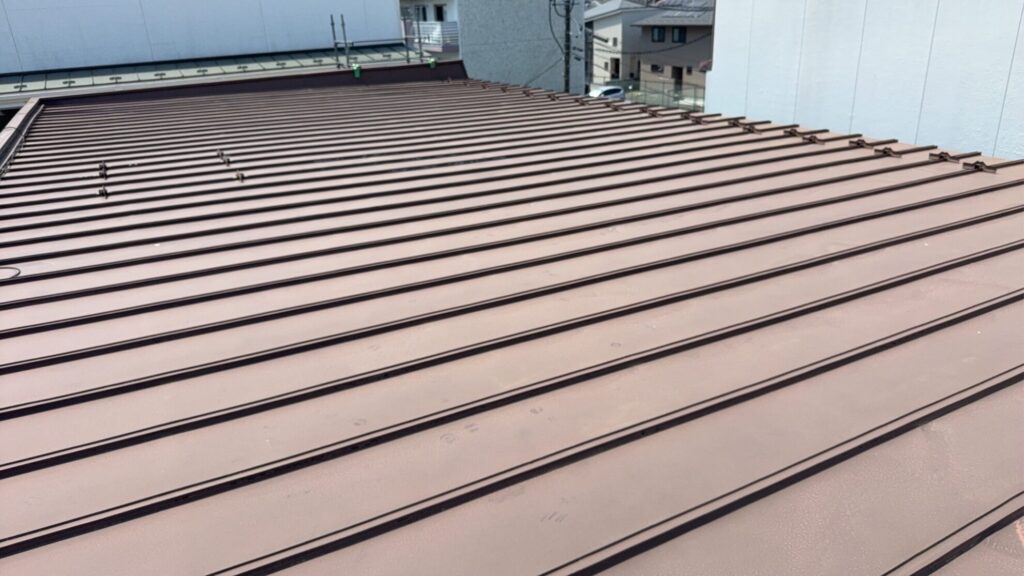 🏠 トタン屋根の塗装工事を施工しました！