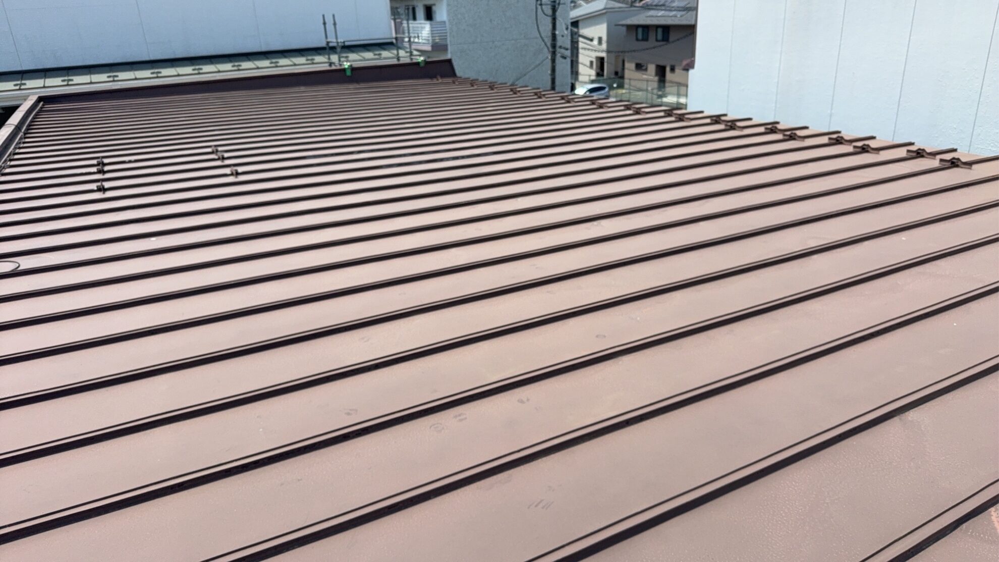仙台市で塗装工事を行う前のブラウン系の金属屋根