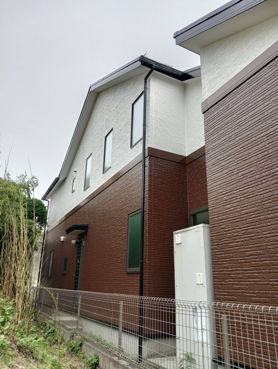 塩竃市A様邸の外壁塗装完成後を側面から見たブラウンツートン外壁