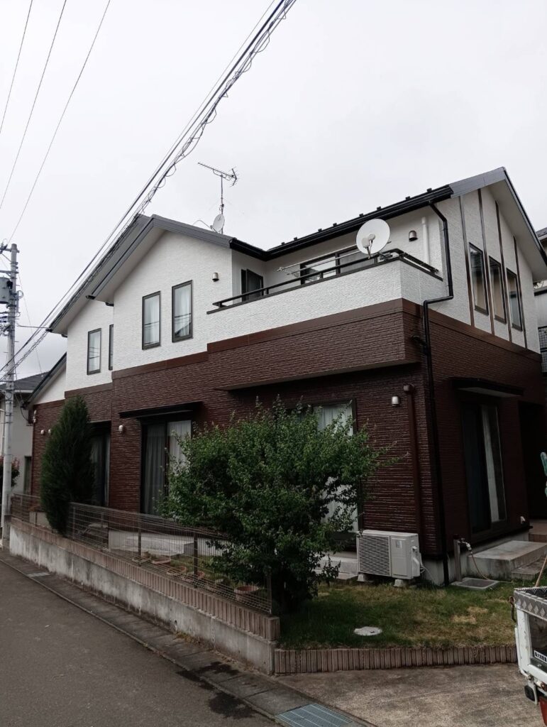 【塩竃市】外壁・屋根塗装が完成｜A様邸をブラウン×明るい色のツートン外壁へ