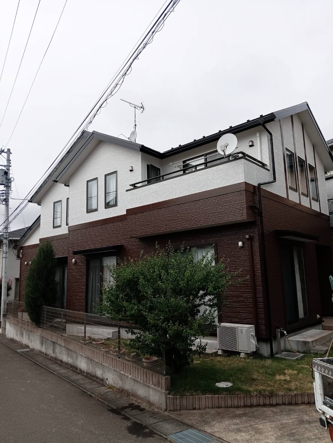 塩竃市A様邸の外壁屋根塗装完成後のブラウンと明るい色のツートン外観