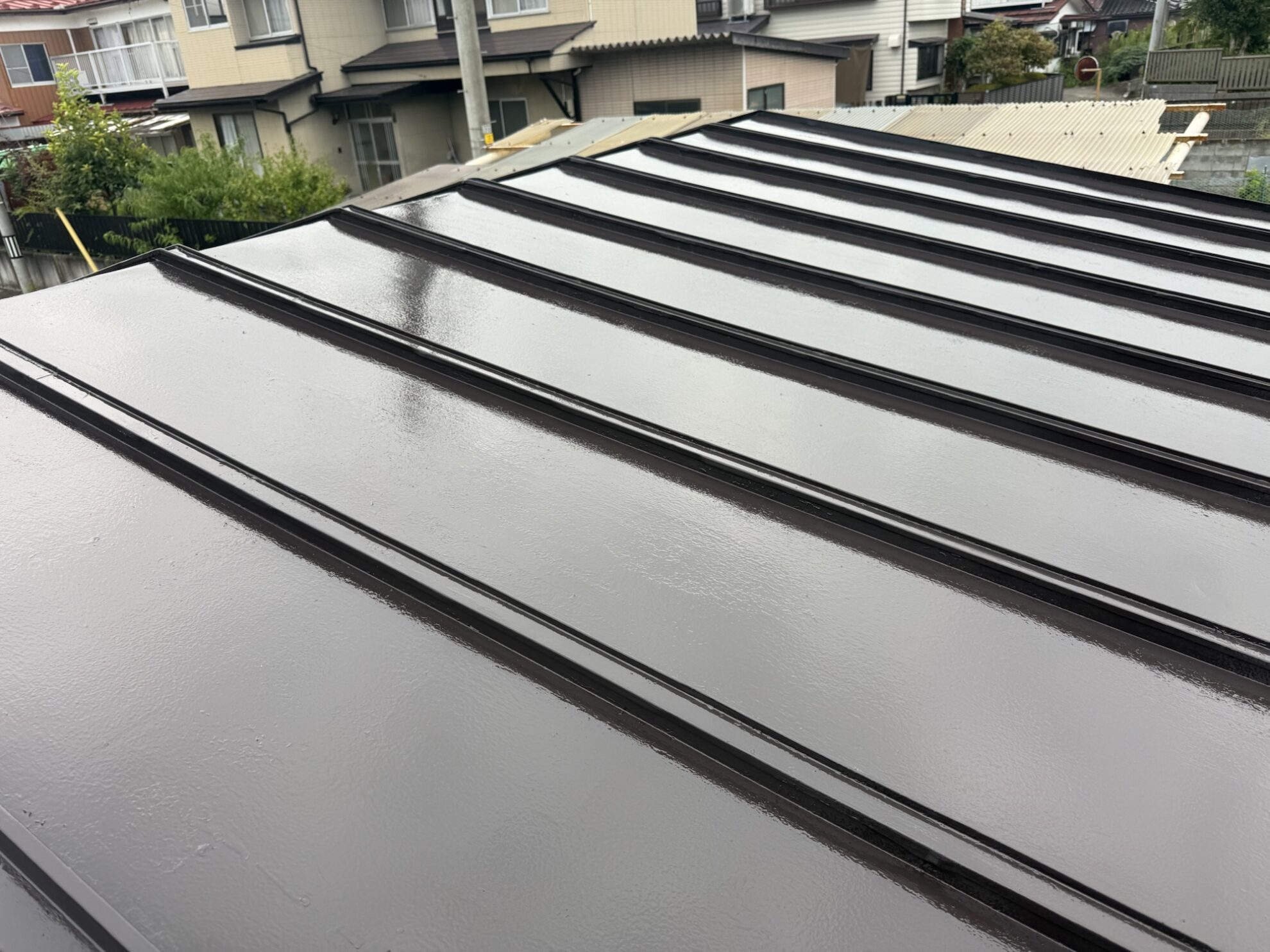 塩竈市で中塗り上塗りを終えた物置金属屋根の完成状態