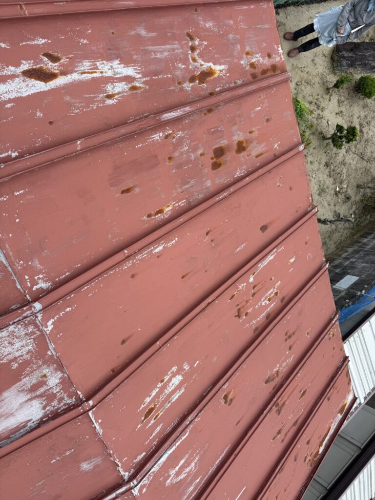塩竈市の物置金属屋根でケレン後に下地を整えた状態