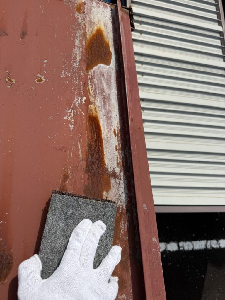 塩竈市の物置金属屋根でサビを落とすケレン作業の様子